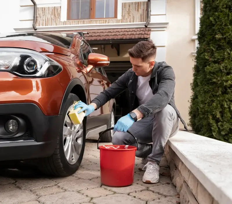 Lavage auto à domicile La Chapelle-Bouëxic : professionnel intervenant sur un véhicule